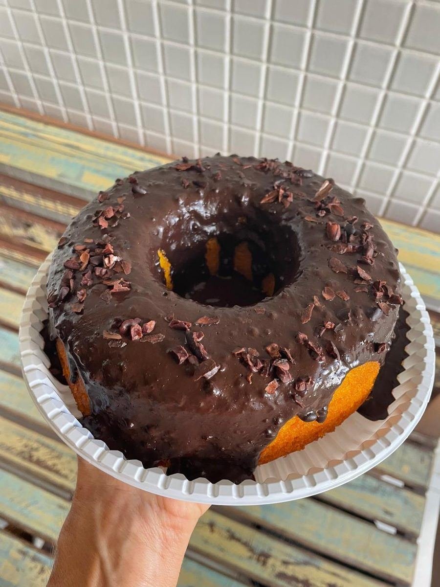 Bolo de cenoura com cobertura de chocolate da Padoca da Nath
